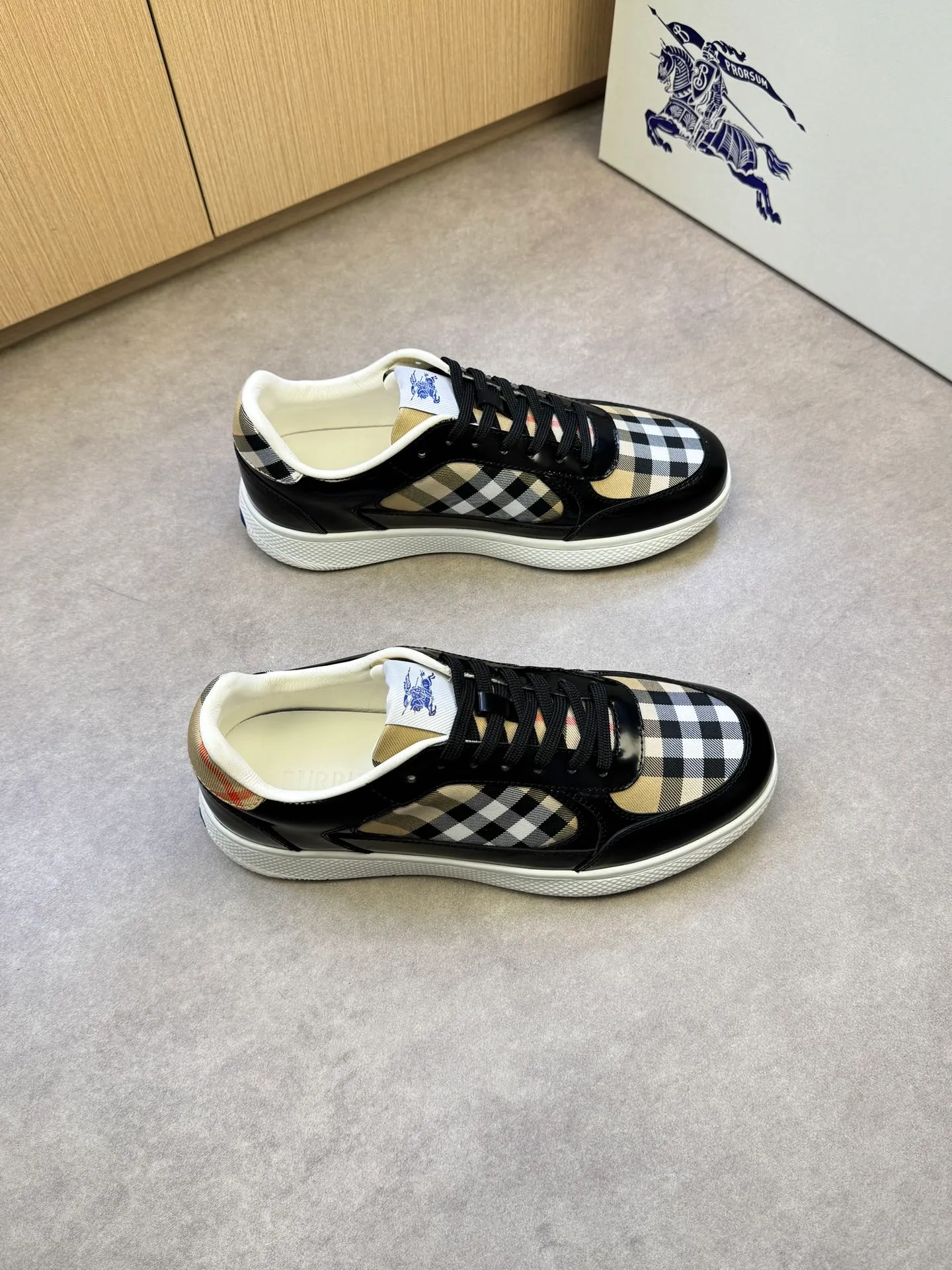 P400 [BURBERRY] Burberry casual sports sneakers - Upper: imported 🔝 open edge beaded calfskin, brand totem cloth, tongue brand cloth label - Inner: water-dyed cowhide - Outsole: ultra-light TPR rubber; two-color molded outsole - Super high quality control·Fine workmanship: highlighted (high-end, extravagance, grade) -Size: 38-44 (Male 45, can be customized)·BBR0372